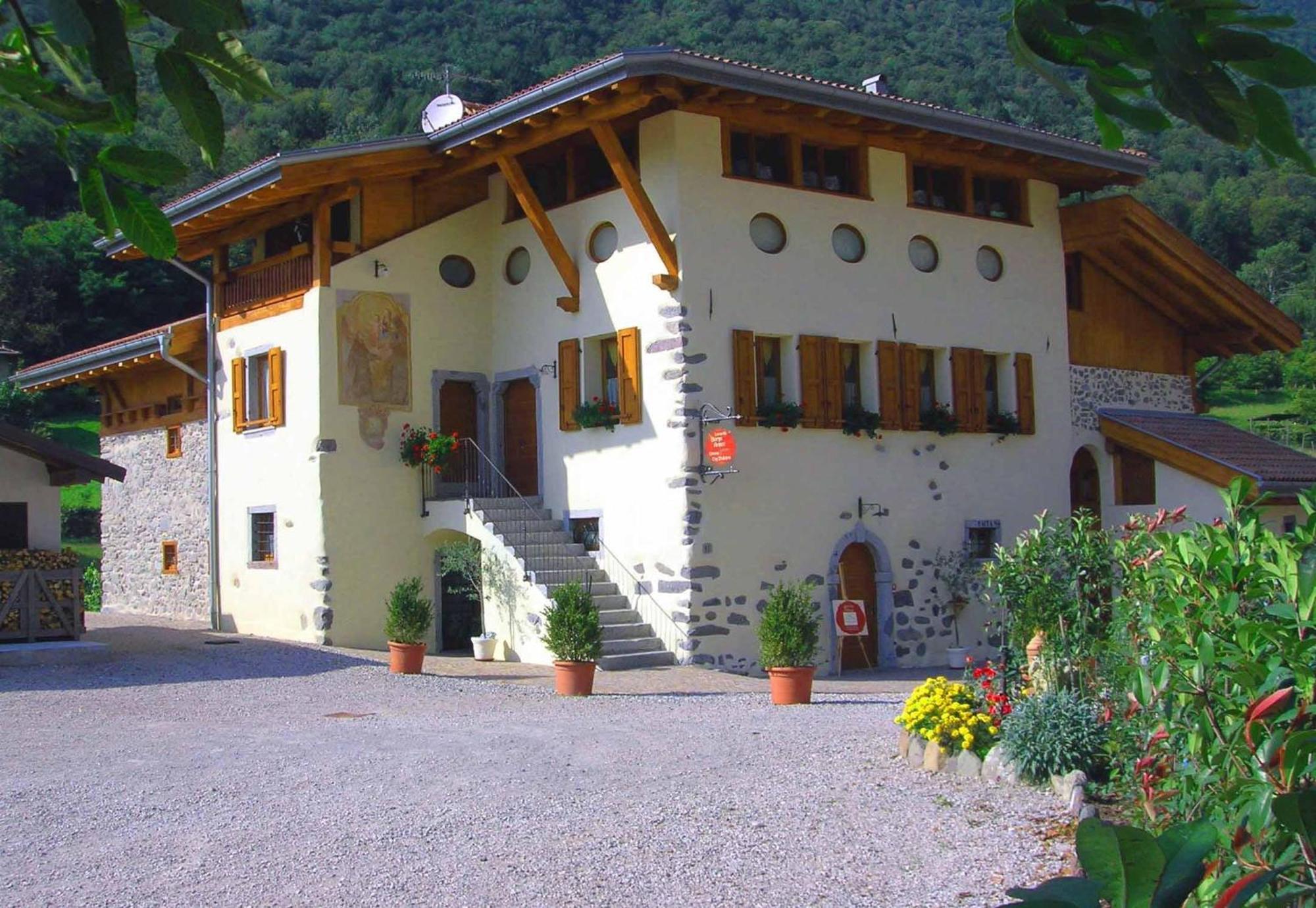 Locanda Borgo Chiese Castel Condino Bagian luar foto